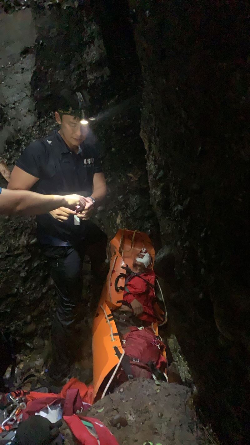 59歲男在深山內迷路，又不慎墜谷骨折受困。（圖／翻攝畫面）
