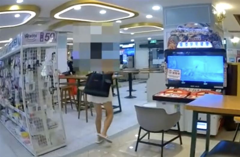 譚姓女子大鬧超商，直到將被強制送醫才匆匆離去。（圖／翻攝畫面）