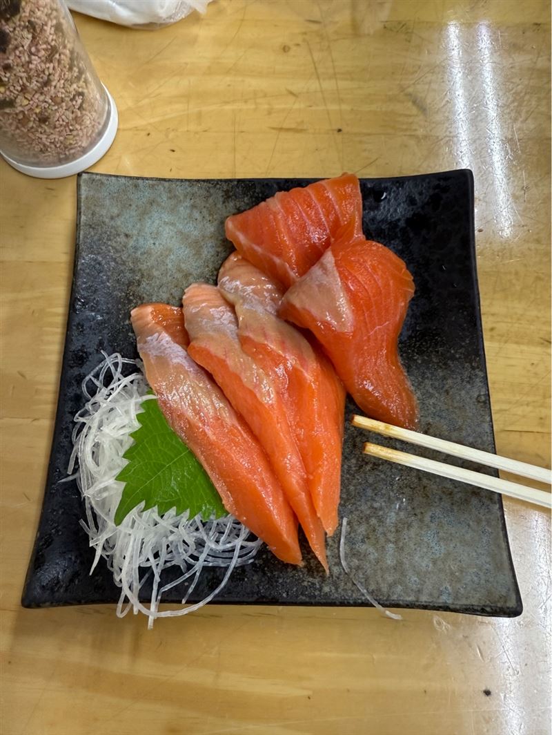 一位台人到日本北海道吃生鮭魚，肉片看起來相當厚實。（圖／翻攝自PTT）