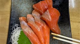 一位台灣旅客到日本北海道吃生鮭魚，肉片看起來相當厚實。（圖／翻攝自PTT）