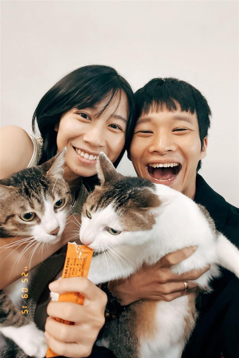 黃冠智（右）與老婆小綠放閃。（圖／翻攝自臉書）