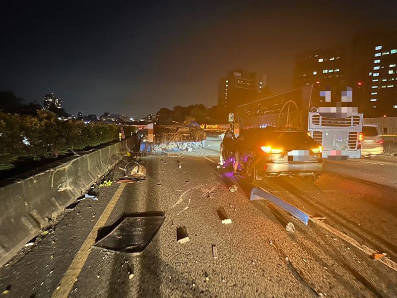 小貨車碰撞遊覽車後翻覆，後方多輛轎車遭事故車輛碎片波及受損。（圖／翻攝畫面）