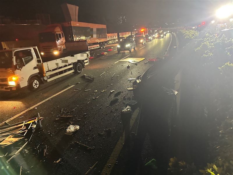 遊覽車變換車道時碰撞另輛小貨車，導致小貨車瞬間翻覆。（圖／翻攝畫面）