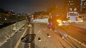 國道3嚴重車禍！小貨車碰撞遊覽車翻覆⋯零件噴滿地　2人受困車內
