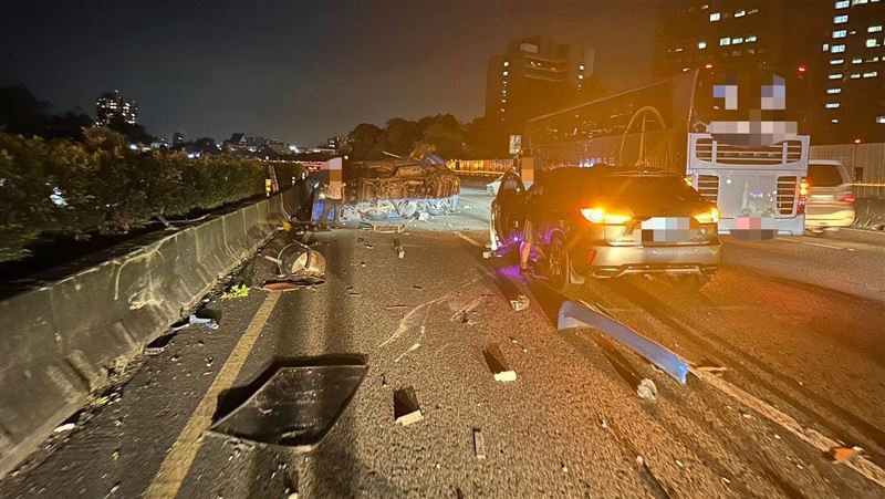 國道3小貨車碰撞遊覽車翻覆！2人受困車內