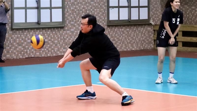 鄭世忠過去曾是排球校隊，先前在世壯運活動還大秀帥氣殺球。（圖／翻攝自教育部）