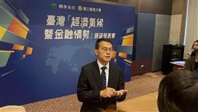 國泰金控與台大團隊今發表2025年經濟與金融情勢展望，指出台灣受惠AI浪潮與出口提前拉貨，全年GDP預測大幅上修至4.5%，景氣氣候從「雨」轉「朗」。但團隊警告，2026年將面臨關稅重壓與高基期效應，首次預估GDP僅剩2%。（圖／記者師瑞德攝影）