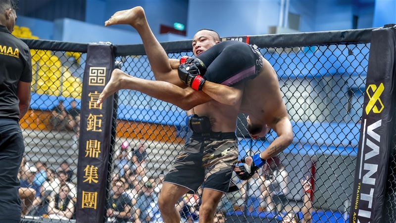 彭皓宇（左）跟對手近身肉搏。（圖／大會提供）