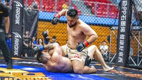 尤凱文（上）以坐山式壓制對手，獲得最終勝利。（圖／大會提供）