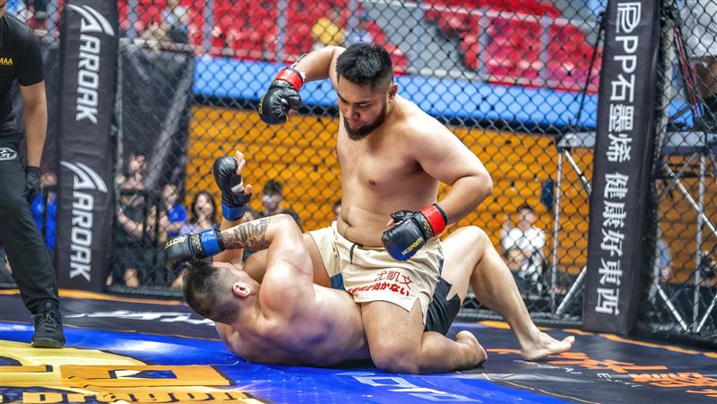 尤凱文（上）以坐山式壓制對手，獲得最終勝利。（圖／大會提供）