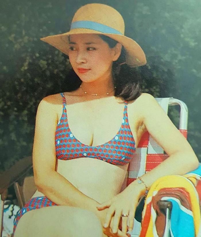 林鳳嬌身穿紫色比基尼在泳池邊擺拍，性感美胸好身材呼之欲出，並展現0小腹完美纖腰。（圖／翻攝自微博）