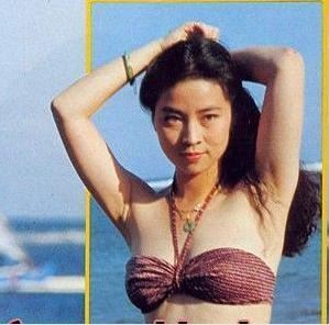 林鳳嬌年輕時身穿比基尼在海邊擺拍，表情自然地看向鏡頭，性感美胸好身材呼之欲出。（圖／翻攝自微博）