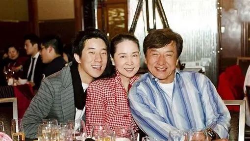 林鳳嬌1982年嫁給成龍後就息影，育有一個兒子房祖名，隨即專心在家相夫教子。（圖／翻攝自微博）