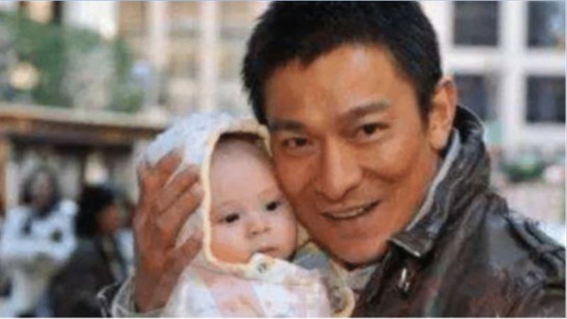 劉德華44年前親吻的1歲男嬰,如今竟變成跨足歌唱、電視和電影三棲的「國際巨星」。(圖/翻攝自微博)