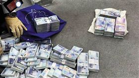 橋頭地檢查辦中油煉製事業部前執行長徐漢貪汙案，搜出大筆現金。（橋頭地檢署提供）