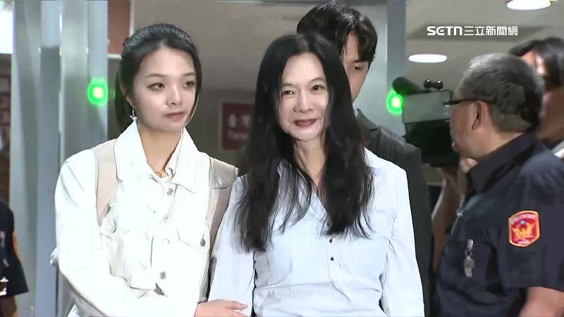 應曉薇（右）在女兒應佳妤（左）的陪同下，走出北院