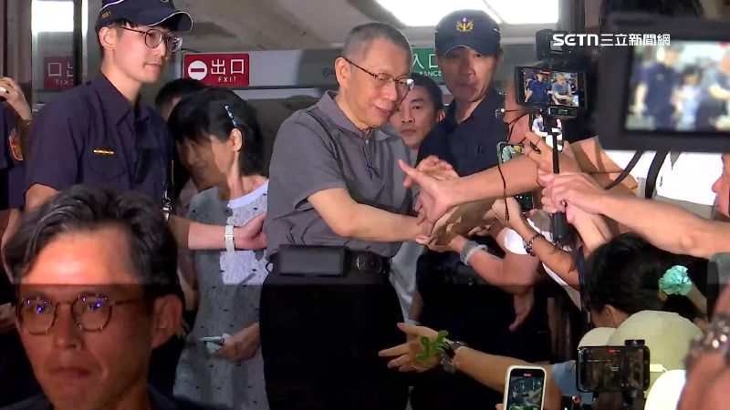 柯文哲出來後，在外等候的小草激動不已