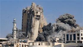 以色列軍方15日對加薩市一棟高層住宅大樓發動空襲，將這棟被認為是加薩走廊最高的大樓徹底摧毀。遭襲擊的「蓋法里塔樓」（Al-Ghefari tower）（圖／路透社／達志影像）