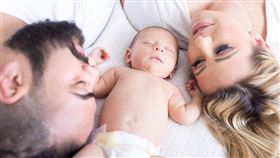 不論是中壯年家庭支柱規劃壽險保障守護家人，或是熟齡長者規劃資產傳承，分紅保單都是不錯選擇。（示意圖／PIXABAY） 