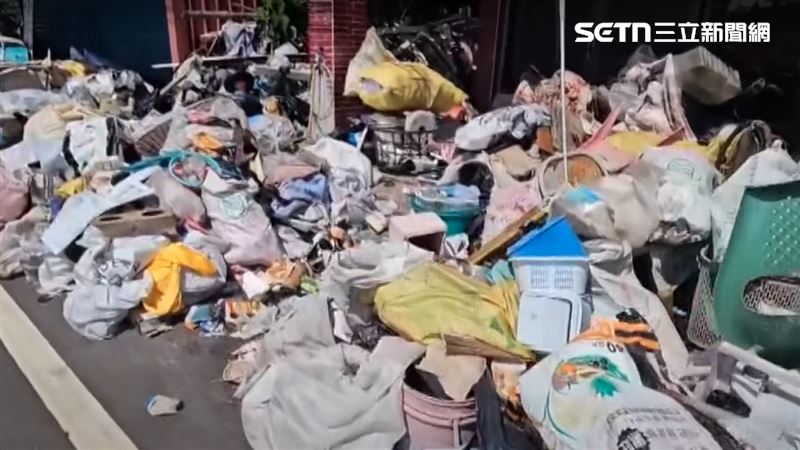 養成陋習的村民，貪圖方便不願等回收車，偏要千里迢迢來這丟，由於現場沒裝監視器，緝兇談何容易？（圖／翻攝畫面）