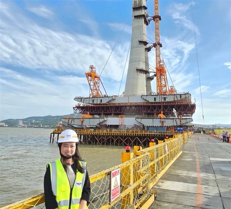 2017年到2018年，淡江大橋主橋段（第三標）工程計畫連續流標7次，蘇巧慧提到，時任立法委員呂孫綾、積極奔走，時任行政院長賴清德更大力支持。（圖／翻攝自呂孫綾臉書）