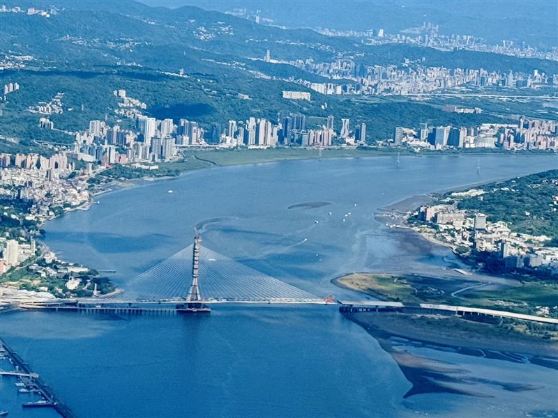 淡江大橋從規劃，到歷經數十年等待，工程終於將邁入關鍵階段，最後一塊閉合節塊今（16）天合龍，橋梁將連接起淡水、八里兩端。（圖／翻攝自蘇巧慧臉書）