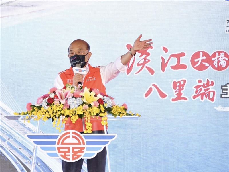 2019年3月，時任行政院長蘇貞昌任內主橋段正式動工；2021年，淡江大橋淡水端、八里端連絡道接續通車。蘇貞昌當年致詞時也提到呂孫綾。（圖／翻攝自蘇巧慧臉書）