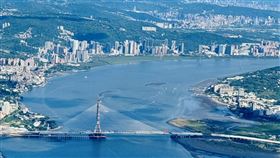 淡江大橋從規劃，到歷經數十年等待，工程終於將邁入關鍵階段，最後一塊閉合節塊今（16）天合龍，橋梁將連接起淡水、八里兩端。（圖／翻攝自蘇巧慧臉書）
