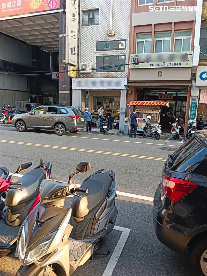 兩名成年嫌犯,分別為19歲的陳姓男子及其18歲的朱姓女友,假扮成情侶進入銀樓,佯稱要購買金飾。在兩人與店家攀談之際,趁其不備,由一名17歲的王姓少年趁機搶奪展示櫃中的金飾後拔腿狂奔。(圖/翻攝畫面)