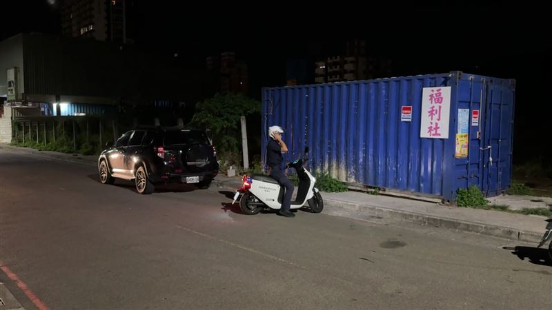 新北市八里區一處工地福利社今天凌晨發生砍人案件。（圖／翻攝畫面）