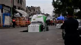 在墨西哥街頭一輛卡車陷入天坑當中，嚇壞周遭民眾。（圖／路透社／達志影像）