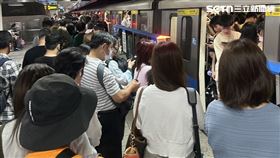 北捷「車門卡異物」！板南線府中站列車延誤（圖／讀者提供）