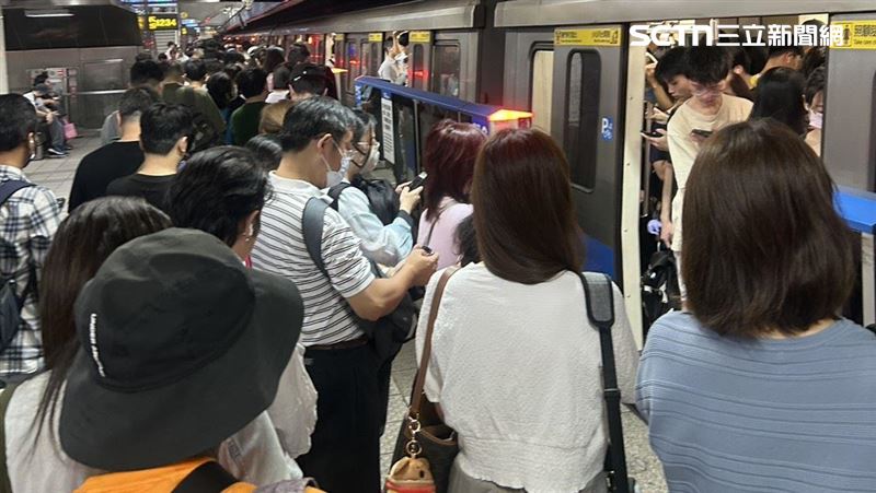 不只耶誕城!板南線1原因爆滿 乘客崩潰