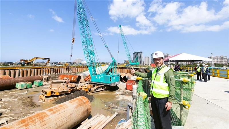 見證淡江大橋從河中長出來　林佳龍謝他們