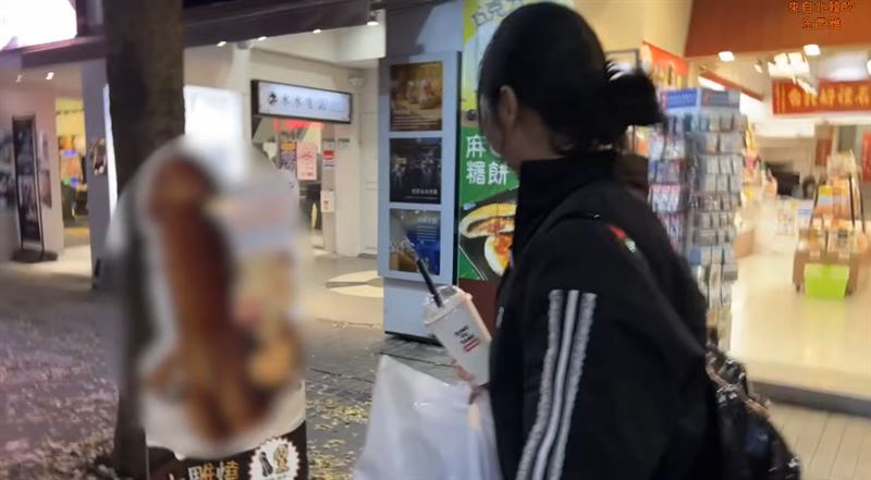 西門町「大雕燒」攤位擁有醒目的廣告招牌。（圖／翻攝自北韓的金西雅YouTube）