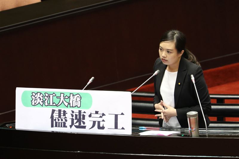 周軒說，呂孫綾天天追著預算跑，終於獲得當年賴清德行政院長的大力支持，淡江大橋標案順利決標。（圖／翻攝自呂孫綾臉書）