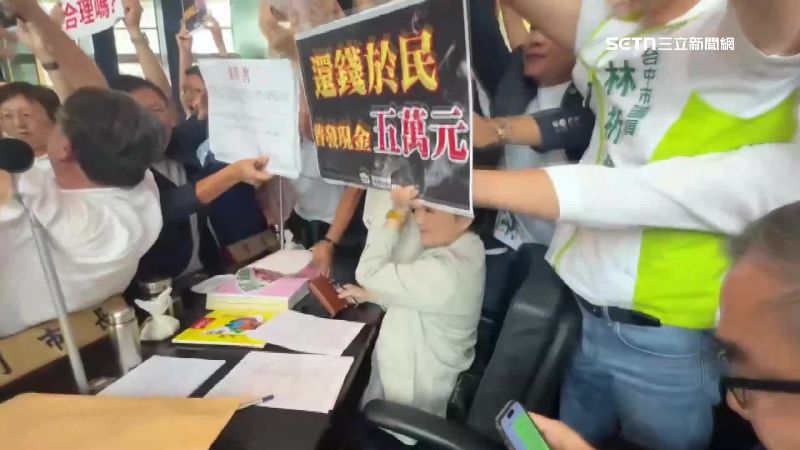 台中市議會於15日爆發藍綠衝突，盧秀燕遭包圍