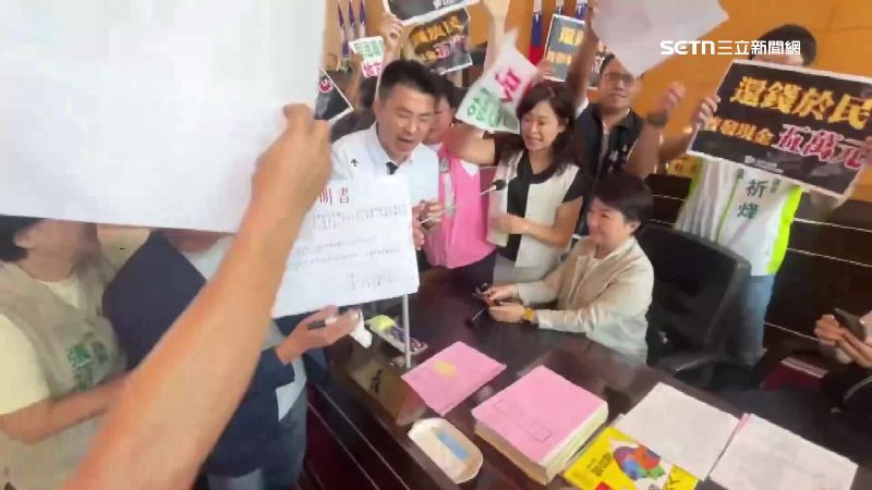 藍綠議員發動人海戰術，在市議會為了台中是否普發五萬爭吵