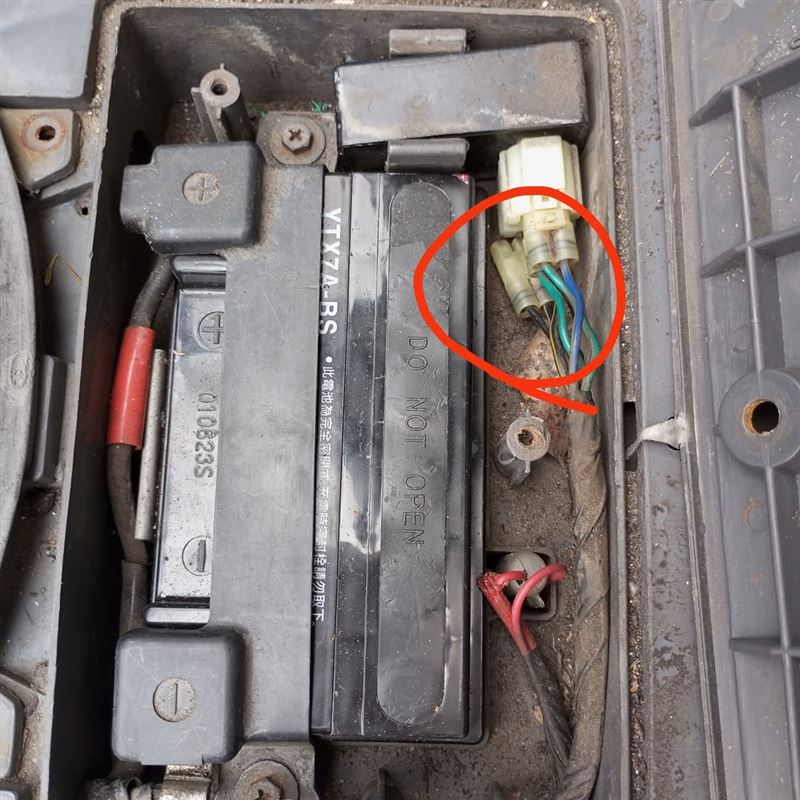 被害民眾機車電瓶排插遭人故意拔掉。（圖／翻攝畫面）