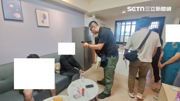 彰化專勤隊前往大樓套房查緝，逮捕正在替客人非法隆鼻的3人。（圖／翻攝畫面）