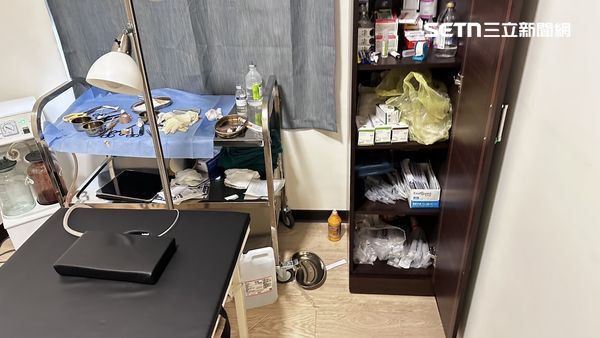 套房堆放大量來路不明的手術器材以及美容針劑。（圖／翻攝畫面）