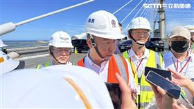 淡江大橋合龍，交通部長陳世凱表示，將減少關渡大橋30%的交通壓力。（圖／記者李育道攝影）