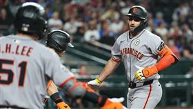 施密特（Casey Schmitt）炸裂陽春砲追平比數。（圖／路透社／達志影像）