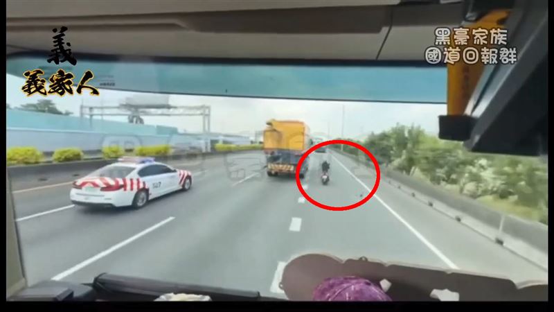 女騎士切換車道之快，若造成車禍恐怕難以想像。（圖／翻攝黑色豪門企業）