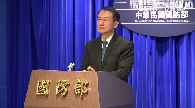 國防部公布新版「全民國防手冊」記者會，全動署物力動員處長沈威志說明內容。（圖／翻攝畫面）
