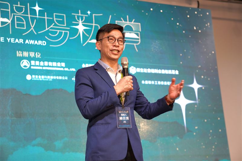 大武山職場新人賞發起人立法委員鍾佳濱致詞