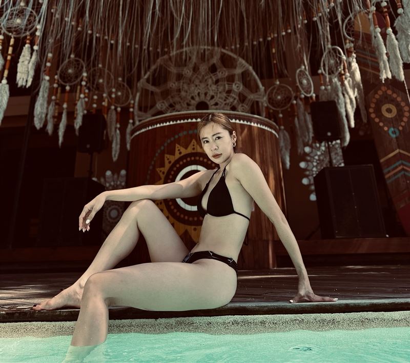 張棋惠比基尼解放好身材。(圖/好撐音樂提供)