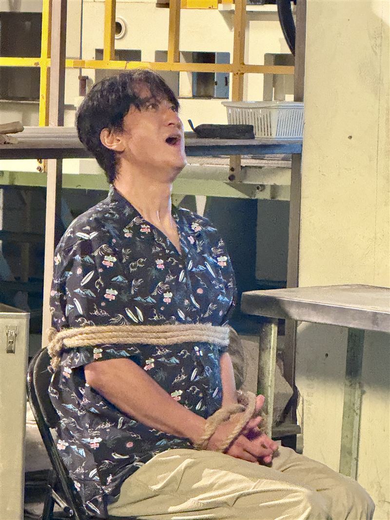 申鉉濬在《懸賞令》中,一人分飾兩角。(圖/童心娛樂提供)