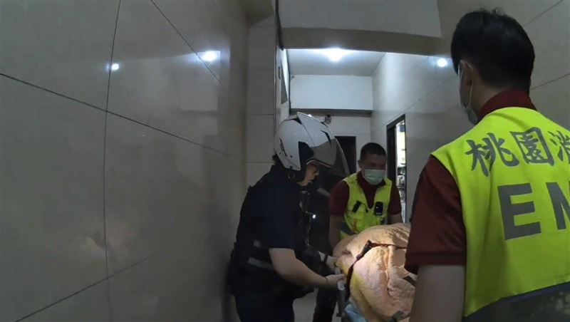 警方攻堅後，發現呂姓男子倒臥在浴室失血暈厥，立即將他送醫。（圖／翻攝畫面）
