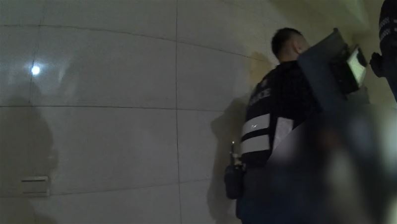 警方持盾牌攻堅。（圖／翻攝畫面）